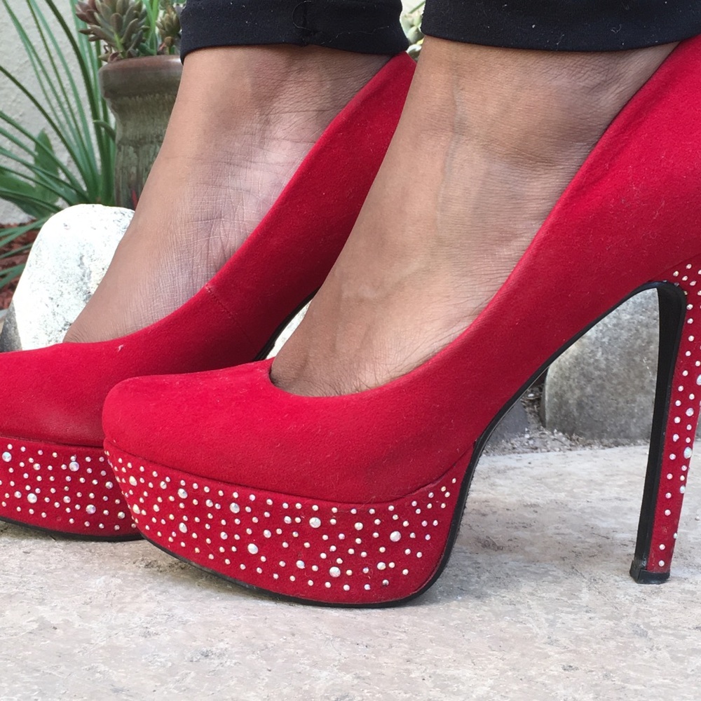 High-heeled shoes